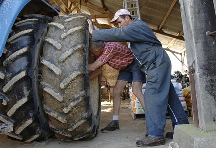L’utilisation de machines et la manutention manuelle font partie des principaux risques à l’origine des accidents. 