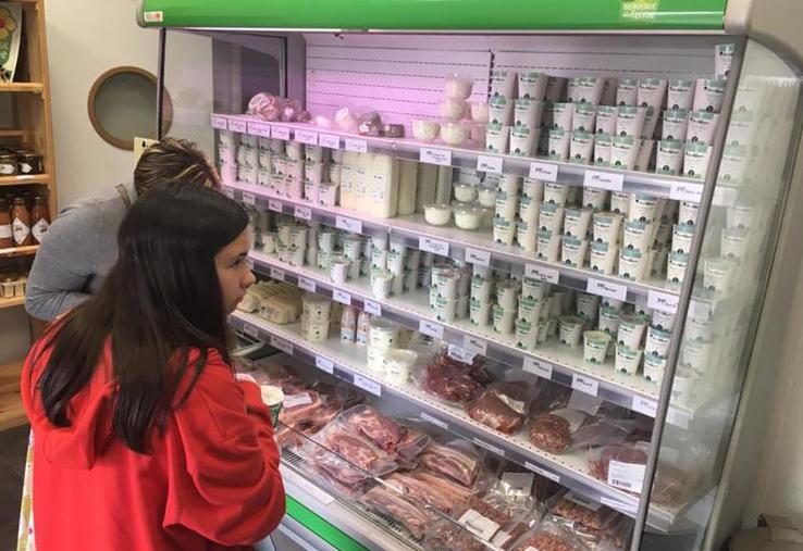 Les agriculteurs qui vendent en direct s’adaptent à la situation. À la FermOgoût, les amplitudes horaires du magasin sont allongées pour éviter la foule.