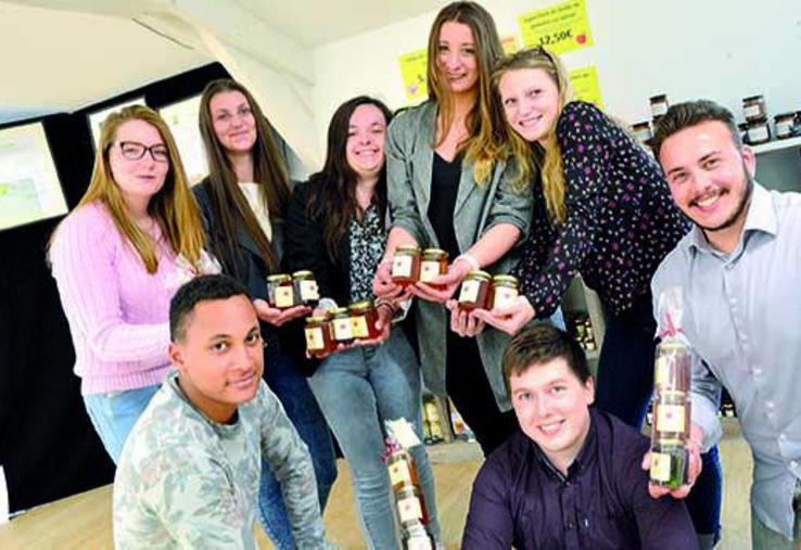 Une partie des élèves de 1re année BTSA Technico-commercial à l’origine de la mini-entreprise de fabrication de gelées de pommes au safran.