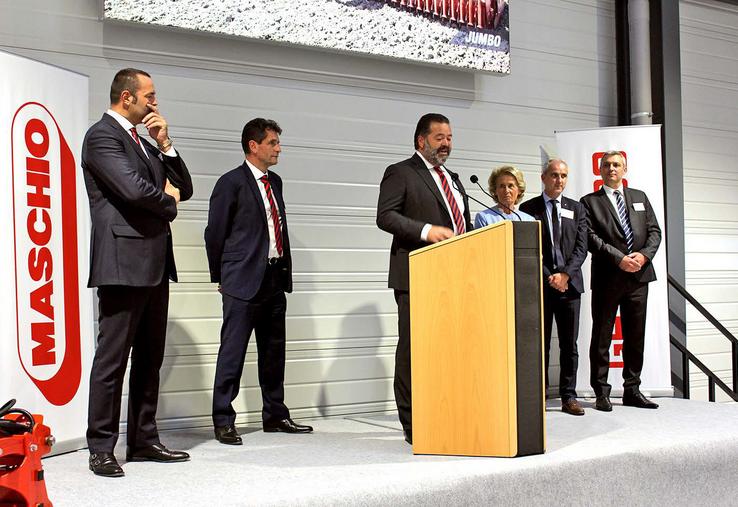Mirco Maschio, CEO du groupe Maschio Gaspardo, Michel Schietequatte, directeur de Maschio Gaspardo France,  Andrea Maschio, président de Maschio Holding, Caroline Cayeux, maire de Beauvais et présidente de la communauté d’agglomé­ration du Beauvaisis, Loïc Barbaras, vice-président en charge de l’économie, et Aymeric Bourleau,  vice-président en charge de l’innovation et de l’enseignement supérieur.