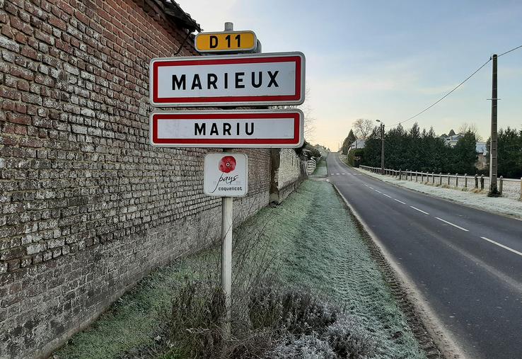 Plusieurs communes de l’ex-Picardie affichent leur nom en français et en picard, ce qui contribue  à donner de la visibilité à la langue. 