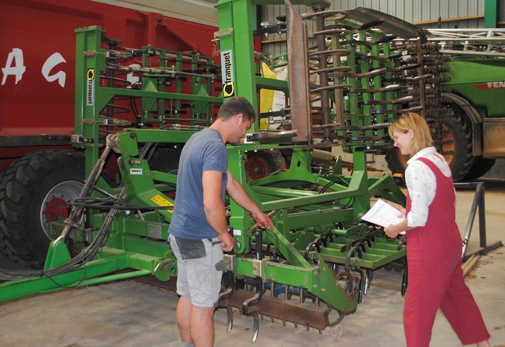 Corentin Leclercq, salarié à la SCEA du Royon à Famechon et Anne Hotte, de la chambre d’agriculture font le point sur les compétences encore à acquérir.