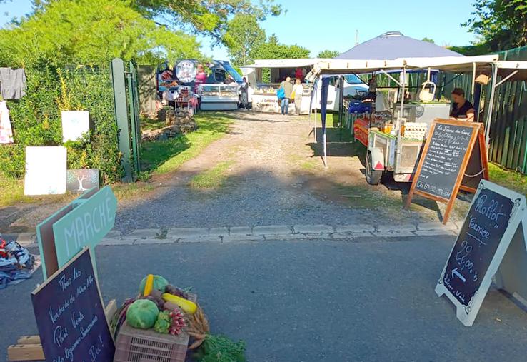 Le mode de commercialisation dépend des aspirations et des possibilités de chaque producteur. Marine Duparcq, installée à Monchy-Lagache, mise en partie sur les livraisons des magasins Biocoop.  Benoît Leuridan, à Méharicourt, préfère les marchés. 