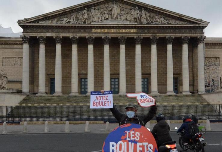 Les "Boulets du climat" visent à distinguer ministres et députés pour "leur inaction envers le climat", explique l'ONG Greenpeace.