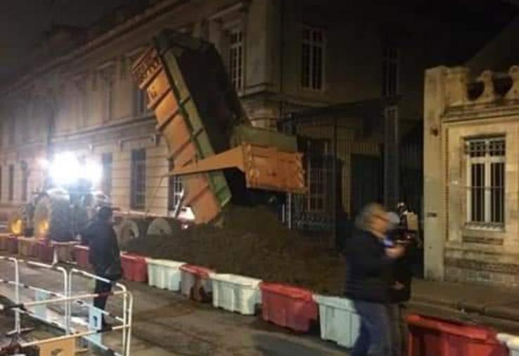 Déversement de colère et de terre devant la préfecture d'Amiens contre la décision du gouvernement sur la mise en place des ZNT.
