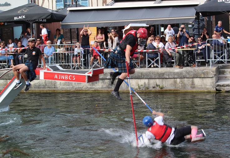 Parties d’un pari entre amis, ces joutes nautiques bien spéciales créent l’engouement dans la Somme. 