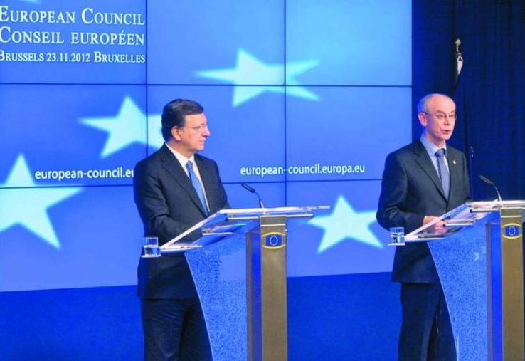 Jose Manuel Barroso (à gauche), président de la Commission européenne, et Herman van Rompuy, président du Conseil européen, lors de la conférence de presse après les négociations sur le budget.
