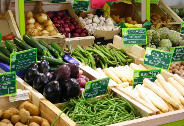 45 % des achats de produits biologiques sont réalisés en grande surface. Cette proportion pourrait augmenter 
dans les prochaines années et aboutir à une domination du marché par la grande distribution.