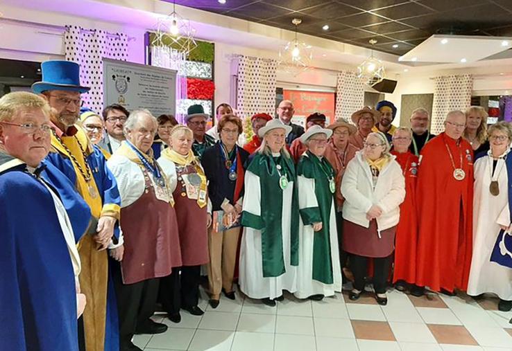 Derrière un apparent folklore, le monde des confréries gastronomiques est finalement bien structuré et occupe une place singulière dans la défense de spécialités ancestrales.