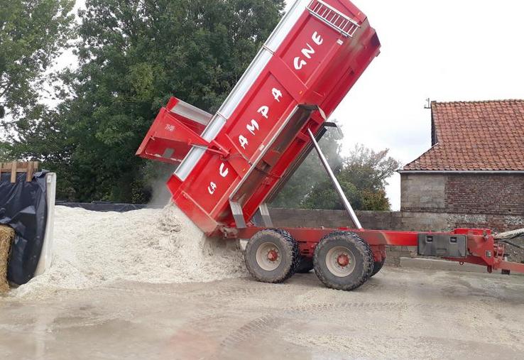 On n’a pas toujours la possibilité d’avoir plusieurs silos. Aussi les taurillons vont consommer de la pulpe fraîche 
et les ennuis vont commencer…