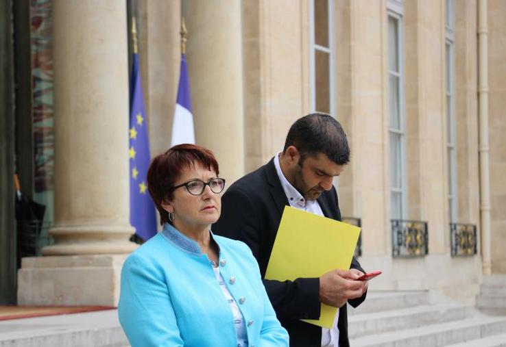 Christiane Lambert, présidente de la FNSEA, et Jérémy Decerle, président de Jeunes agriculteurs, dans la cour de l’Elysée après leur rencontre avec le président de la République, le 20 juillet dernier.