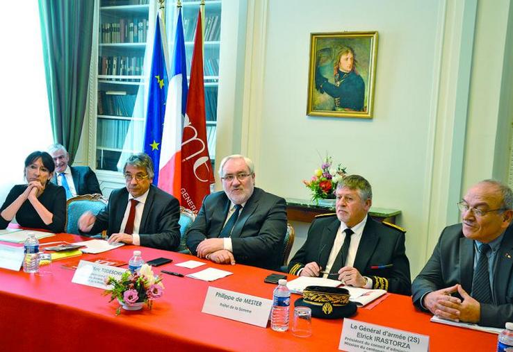 Valérie Cabuil, rectrice d’Amiens, Laurent Somon, président du Conseil départemental de la Somme, Jean-Marc Todeschini, secrétaire d’Etat chargé des anciens combattants et de la mémoire, Philippe de Mester, préfet de la Somme, et le général d'armée, Elrick Irastoza, président de la Mission du centenaire de la Première Guerre mondiale.