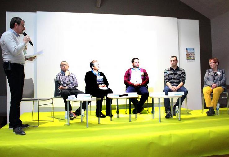 Emmanuel Béguin, de l’Institut de l’élevage, Vincent Delargillière, éleveur laitier en conversion bio, Julien Degry, jeune éleveur laitier en société avec ses parents, Dominique Rollier, ancien éleveur devenu coach, Jocelyne Machefer, conseillère à la Chambre régionale d’agriculture des Hauts-de-France, et Marylise Blancart, éleveuse avec son époux et un salarié et responsable du Service de remplacement de l’Oise.
