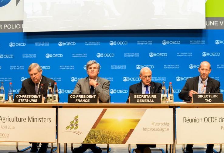 Lors de la réunion des ministres de l’Agriculture de l’OCDE à Paris : de gauche à droite, Tom Vilsack, ministre de l’Agriculture des Etats-Unis, Stéphane Le Foll, ministre français de l’Agriculture, Angel Gurria, secrétaire général de l’OCDE, et Ken Ash, directeur des échanges et de l’agriculture de l’OCDE.