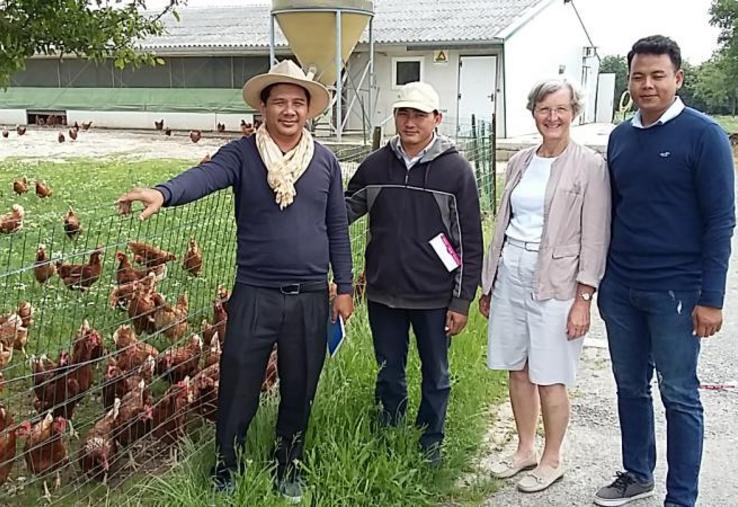 Om Pheap, Vanna Soeung et An Chankomar (de g. à dr.) ont, entre autres, visité le poulailler des Bertrandie, à Dury.