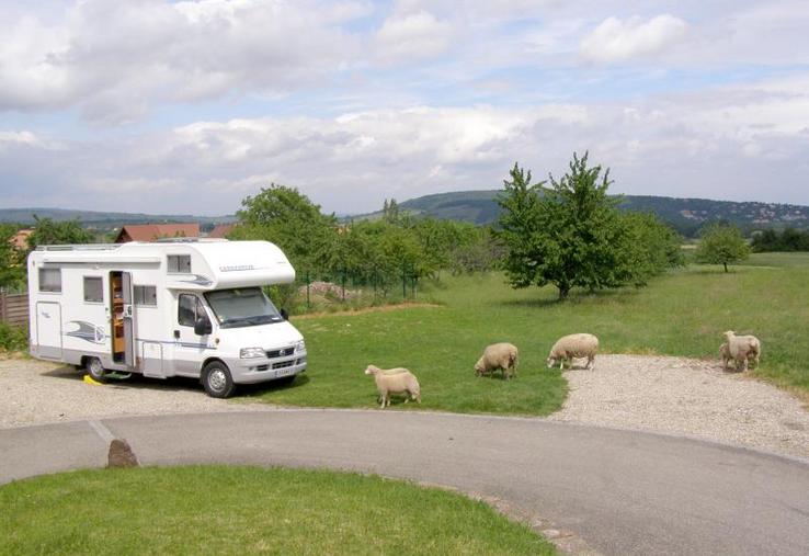 Présenter l’offre auprès des offices de tourisme du secteur peut être un moyen, mais ce qui fonctionne le mieux 
c’est le bouche à oreille et la présence sur les applications qu’utilisent les camping-caristes, avec les avis clients 
ça augmente notre visibilité.