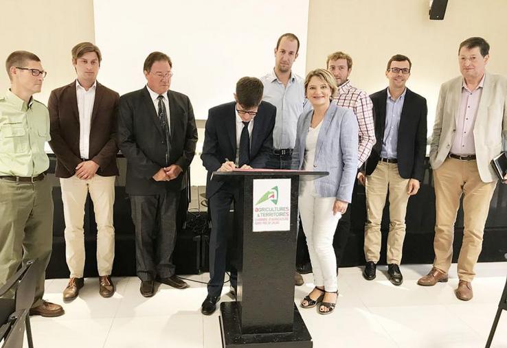 Les représentants de la filière porcine des Hauts-de-France, des chasseurs, de la Région et de l’État, lors de la signature du pacte régional de lutte contre la peste porcine africaine (PPA) le 3 septembre. 