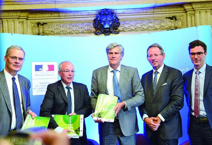 Remise du Plan Recherche et Innovation 2025 à Stéphane Le Foll, le 9 mai.