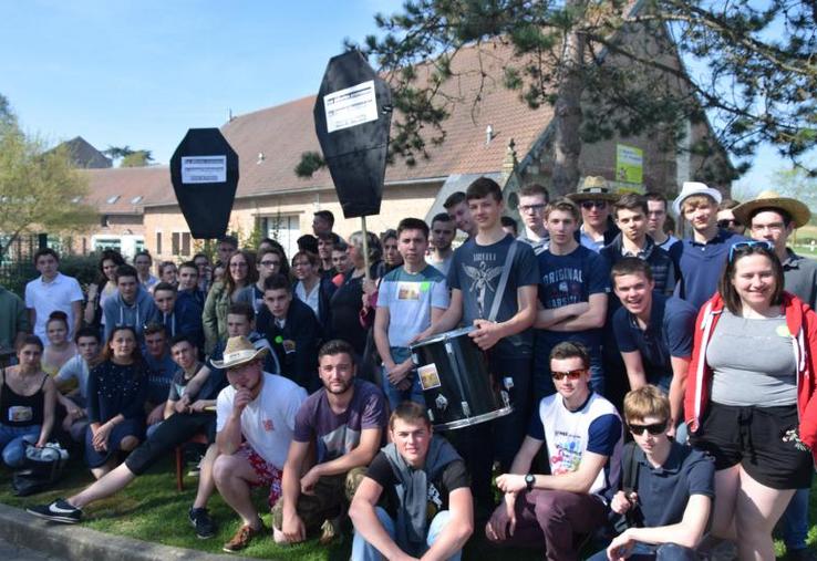 Pour manifester leur mécontentement face au report d’un an des travaux du bâtiment principal, les élèves ont décidé d’agiter le chiffon rouge à l’égard de la Région en bloquant leur lycée, jeudi 19 avril.