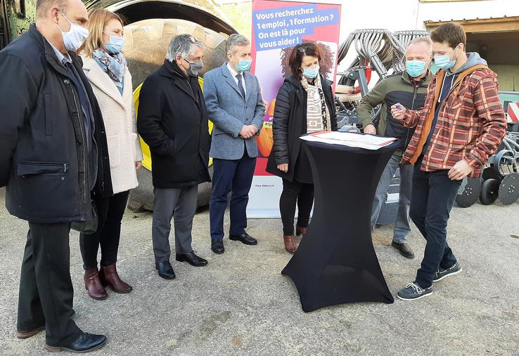 La signature du premier Contrat initiative emploi de la Somme dans le secteur agricole s’est effectuée en grandes pompes, la semaine dernière. 
