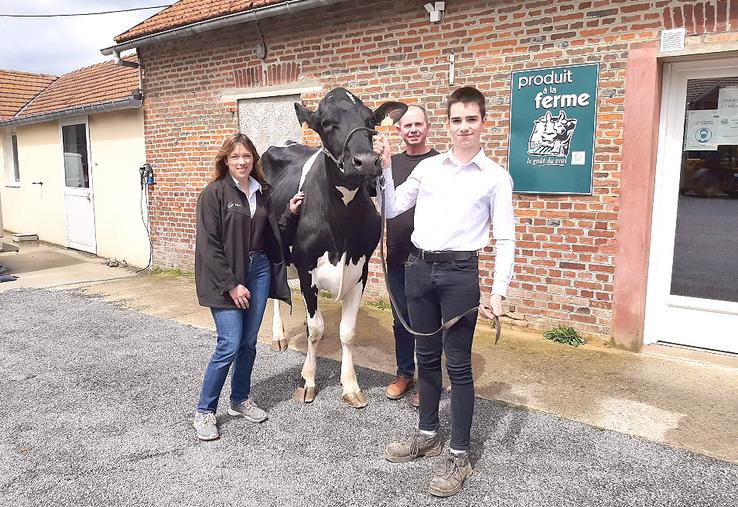 Nathalie, Julien et Bertrand Derly présentent Gidole, détentrice du titre  de «grande championne» du E-Montdidier Show 2021. 