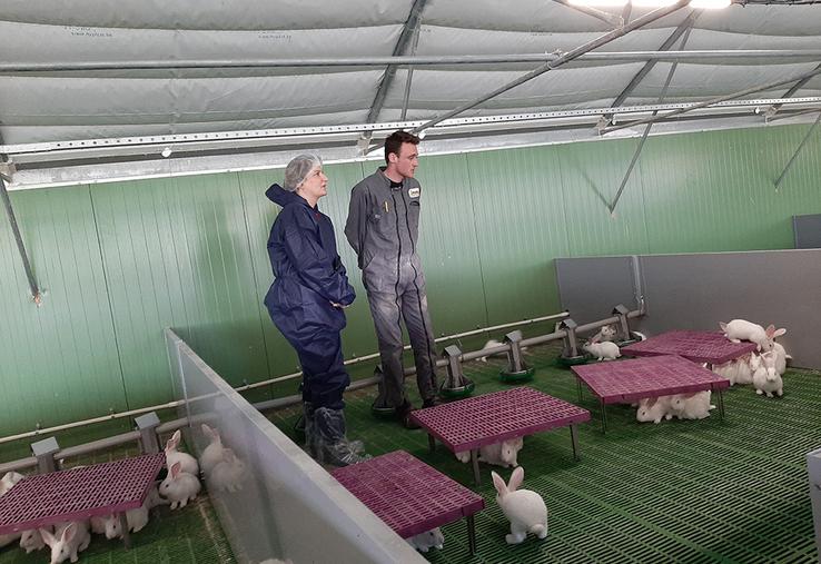 Marie-Sophie Lesne et Pierre Carton, jeune éleveur de lapins à Crouy-Saint-Pierre (80) qui a investi dans un bâtiment nouvelle génération. 