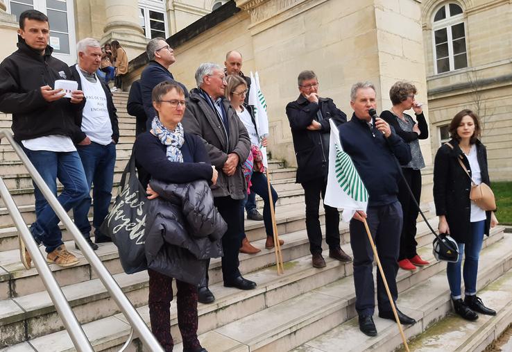 Les visages des agriculteurs venus assister à la vente étaient tendus avant le début de l’audience, le 15 mars. 