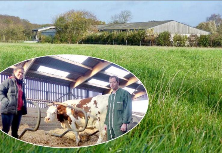 Les prairies, autour du bâtiment d’élevage, sont les meilleures terres de Nathalie et Valentin Crimet. Les éleveurs misent sur leur productivité.