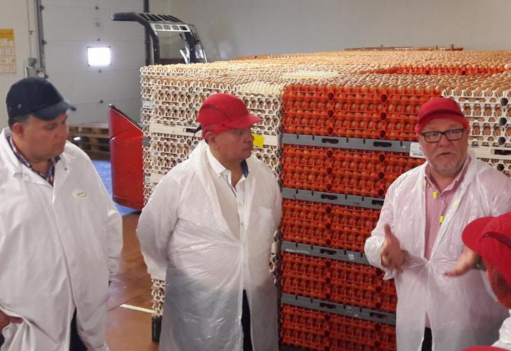 Pierre-Yves Deleau, directeur régional de Matines, faisait visiter le centre de conditionnement de Montdidier, le 7 juin, en présence de Jean-Claude Leclabart,  député de la Somme.