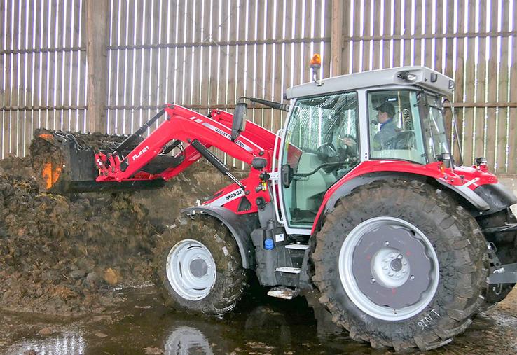 Le lestage des roues arrière à la manutention permet de rééquilibrer le tracteur sans générer de porte-à-faux.