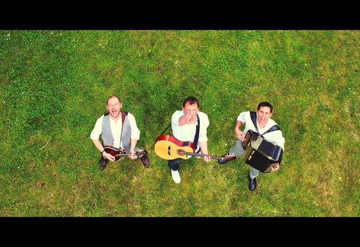 Les Crieurs de toit, composé de trois multi-instrumentistes amoureux des mots, délivrent une musique «parfaitement incompatible avec la position assise». 