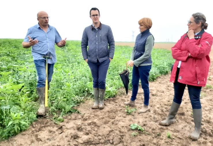 Jean-Paul Dallene (à g.) bénéficie du suivi du service agronomique de McCain pour le pré-buttage d’automne des pommes de terre. «Seul, je n’aurais pas avancé aussi vite», confie-t-il.