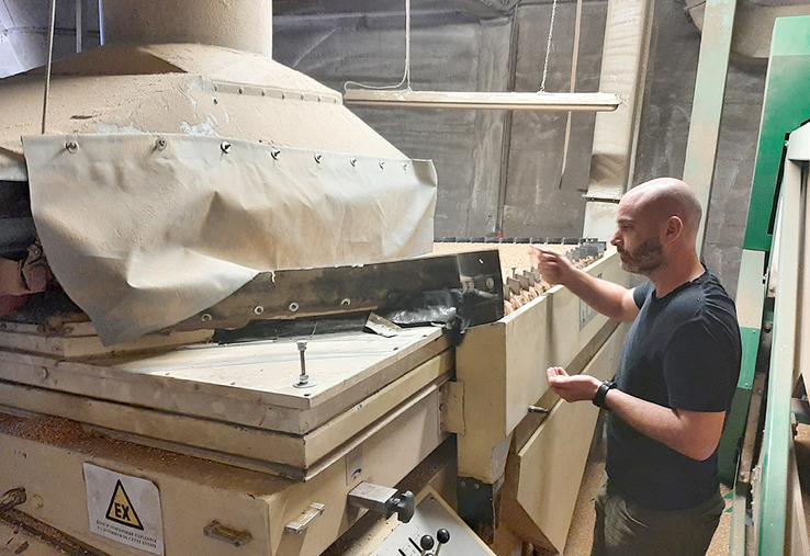 Autour de la table densimétrique, Jérôme Broquet s’assure de la qualité des futures semences qui seront traitées lors d’une étape suivante, avant l’ensachage. 