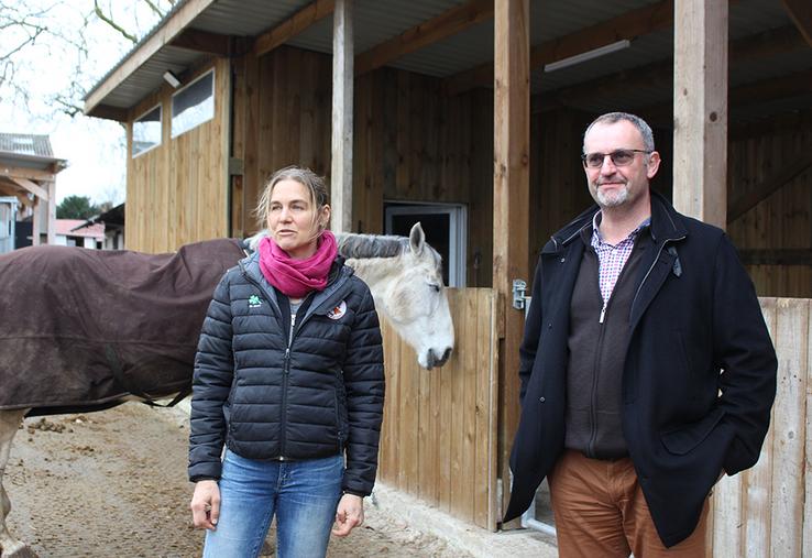 Daniela Strube, des Écuries des platanes à Estrées-Saint-Denis (Oise),  et Denis Pype, conseiller régional, dresse les esquisses du bilan du plan  Cheval 2019-2022.