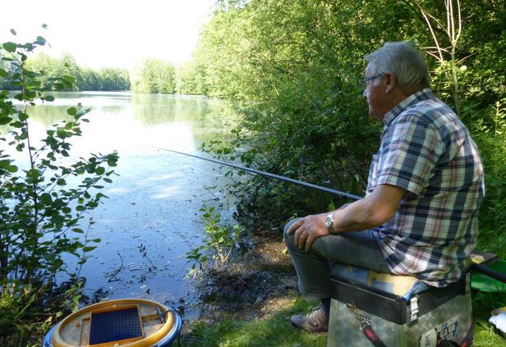 Pas moyen d’attraper le moindre gardon, ce mercredi, mais Guy apprécie le retour au bord de l’eau.