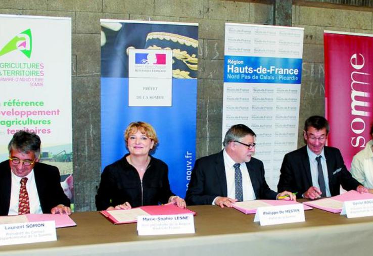 De gauche à droite : Laurent Somon, président du Département, Marie-Sophie Lesne, vice-présidente en charge de l’agriculture à la Région, Philippe de Mester, préfet de la Somme, Daniel Roguet, président de la Chambre d’agriculture de la Somme, et Françoise Crété, présidente la FDSEA de la Somme.