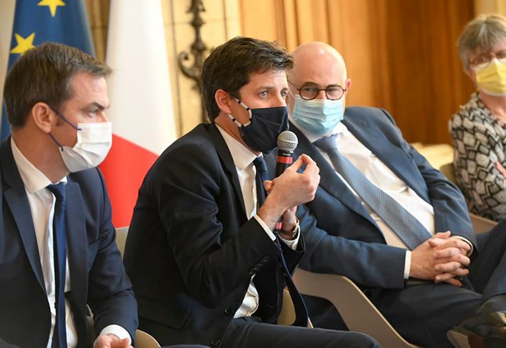 Le ministre de l’Agriculture, Julien Denormandie, entouré du ministre de la Santé, Olivier Véran et de Laurent Pietraszewski, secrétaire d’état chargé des Retraites et de la Santé au travail lors de la présentation de la feuille de route du gouvernement pour lutter contre le suicide en agriculture. 
