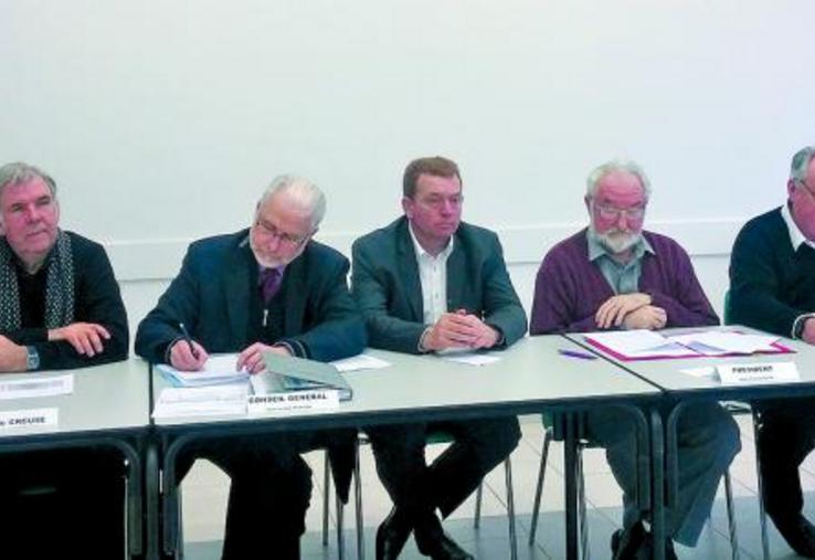 De gauche à droite : Jean-Louis Guesnard, membre de l’association ; Eric Capron, maire de Creuse ; Jean-Jacques Stoter, conseiller départemental ; Franck Beauvarlet, vice-président du Conseil départemental et président de Somme Tourisme ; Jean-Etienne Lefin, président de l’association ; Michel Flandrin, secrétaire général de l’association ; et Bernard Carlier, trésorier.