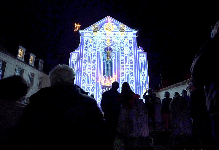 Un des temps fort du spectacle : la projection sur la façade de l’Abbatiale. 