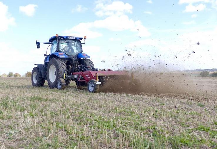 Le Power 6 200 du constructeur Finlandais Kvick-Finn, encore peu connu chez nous, est prometteur pour la gestion du laiteron : l’adventice est scalpée et déposée au-dessus de la terre.