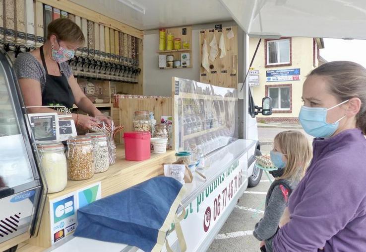 En quelques semaines, le camion Vrac Ambule de Julie Roseleur s'est déjà entouré de clients fidèles.