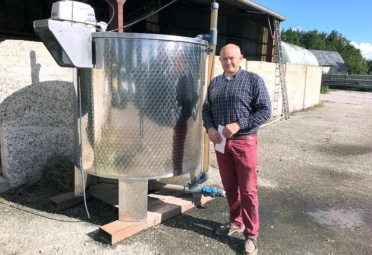 Parmi ses pratiques, Emmanuel Decayeux réalise son propre compost grâce à cette théière, pour nourrir la plante et la flore du sol. 