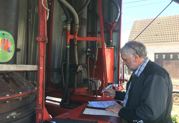 Dany, le bouilleur ambulant, est à cheval sur la paperasse : la législation est stricte. 