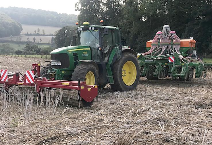 Avec son semoir à dents Primera DMC de chez Amazone, Fabien Cockenpot réussit son semis direct dans des terres  difficiles, à cailloux. Les rouleaux Faca à l’avant du tracteur couchent d’abord le couvert. 