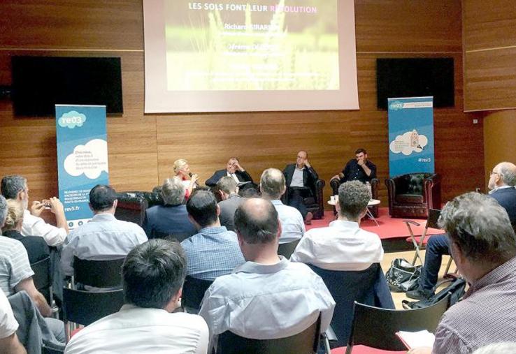 Tables rondes sur les «sols vivants» dans les locaux de la CCI de région à Lille pour annoncer la création prochaine d’un fonds de dotation carbone.