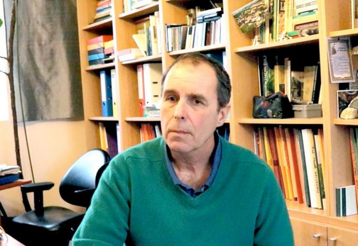 En bâchant son fumier, Éric Buysse limite des pertes de valeur de 20 à 30 %.