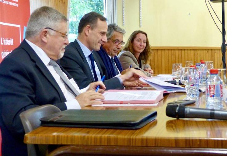 De gauche à droite, Jean-Claude Billot, président de l'association des maires de la Somme, Philippe de Mester, préfet de la Somme, Laurent Somon, président du Département, et Catherine Bénédini, maire d'Ailly-sur-Somme, ont signé une convention de partenariat pour la revitalisation des territoires ruraux.