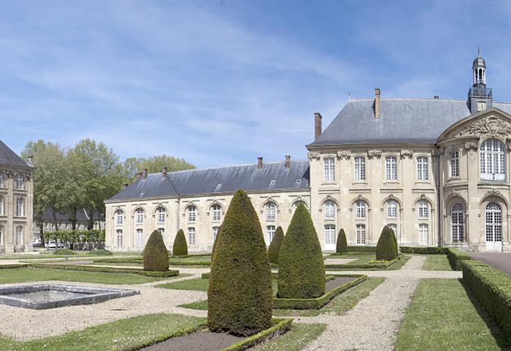 Construite entre 1134 et 1247, l’abbaye comprenait cinq groupes de bâtiments, tous détruits aujourd’hui. Elle a été reconstruite au XVIIIe par l’abbé Lucas de Muin.