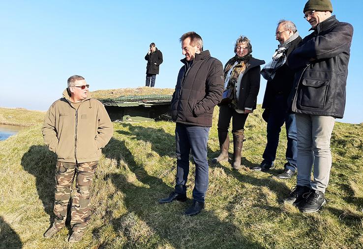 «Nous ne voulons pas d’une vision archaïque de nos traditions», défend Eddie Puyjalon,  à la rencontre de chasseurs de gibier d’eau dans le marais du Hable d’Ault.