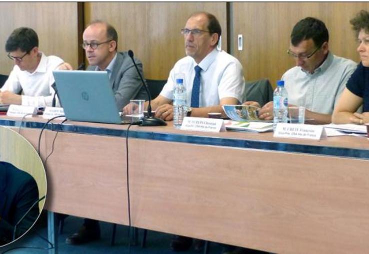 La Chambre d’agriculture des Hauts-de-France (de gauche à droite, Bruno Hass (CA60), Luc Maurer, directeur de la Draaf Hauts-de-France, Olivier Dauger et Michel Leroy, respectivement président et directeur de la chambre régionale, Christian Durlin (CA59-62), et Françoise Crété (CA80)) avait convié Jean-Paul Mulot (en bas), représentant permanent des Hauts-de-France au Royaume-Uni, à évoquer le Brexit. 